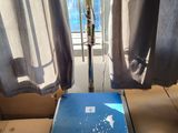 un ordinateur portable posé sur une table devant une fenêtre