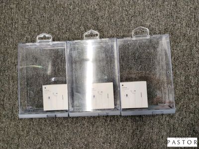 trois boîtes transparentes contenant des appareils électroniques