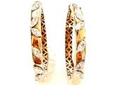une paire de boucles d'oreilles créoles en or et diamants sur fond blanc