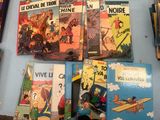 beaucoup de livres accrochés au mur de cette pièce
