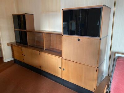 une pièce avec une bibliothèque et un lit