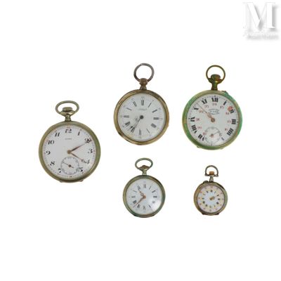 Plusieurs modèles différents de montres de poche sont exposés sur un fond blanc.