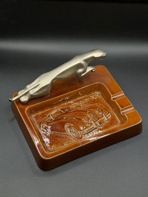 une boîte marron sur laquelle se trouve un objet argenté