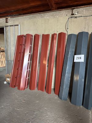 de nombreux morceaux de bois rouges, blancs et bleus dans un entrepôt