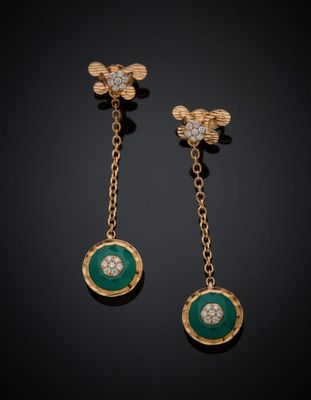 une paire de boucles d'oreilles en émeraude et diamant