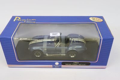 boîte contenant une maquette de voiture bleue et argentée dans son emballage d'origine