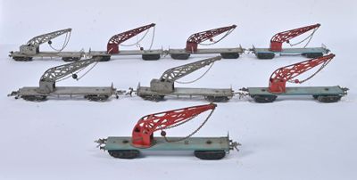 beaucoup de wagons de train miniature équipés d'une grue