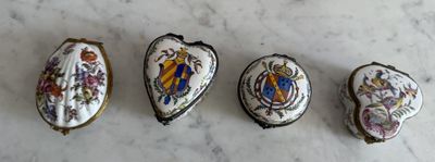 four pieces of porcelain are sitting on a marble surface