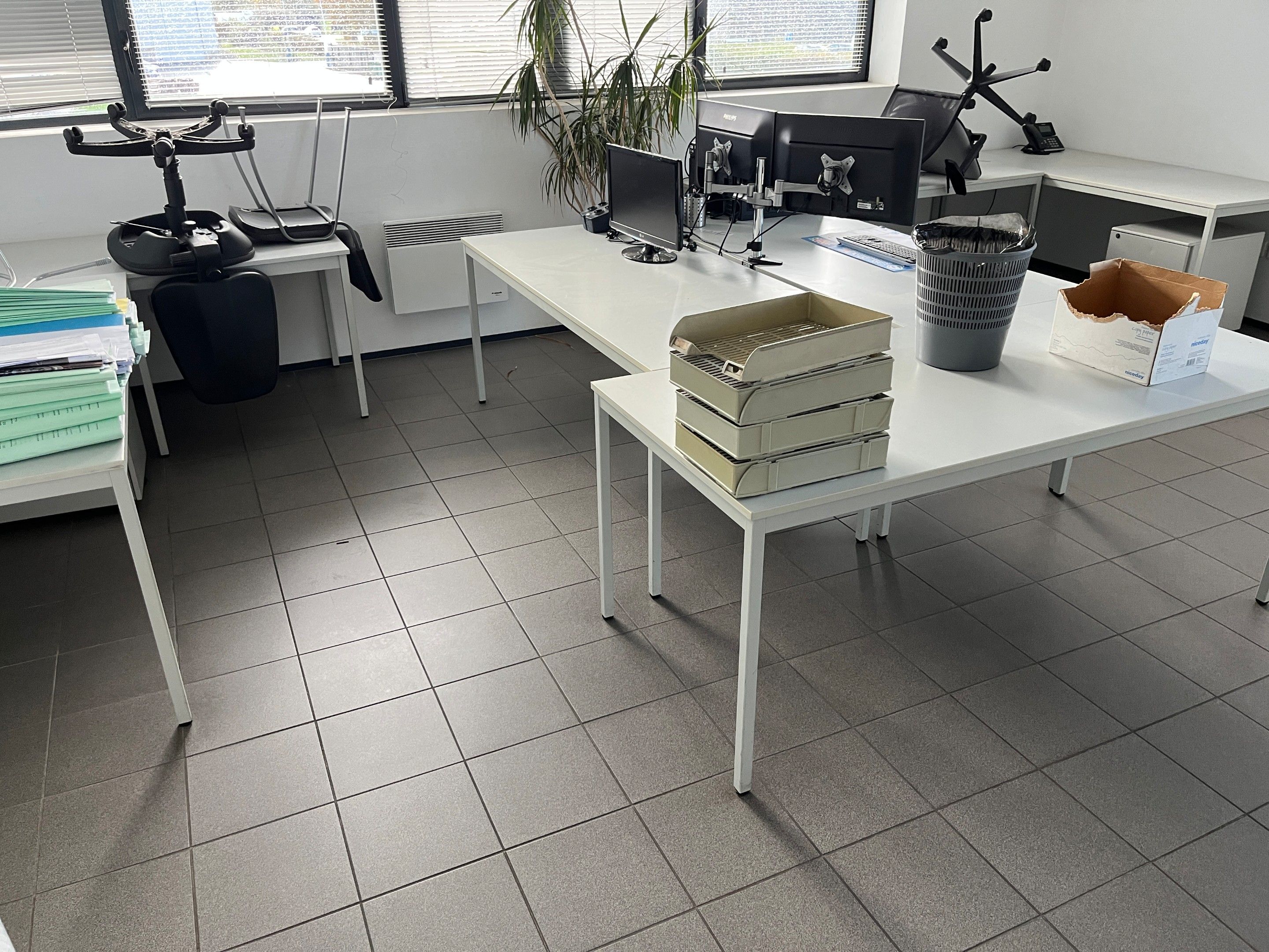 neuf tables en stratifié gris, 140x70