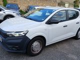 une voiture blanche garée dans un parking à côté d'autres voitures