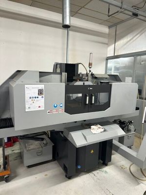 une image d'une machine dans une usine