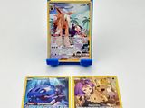 Deux cartes pokémon sont posées l'une à côté de l'autre sur une table.