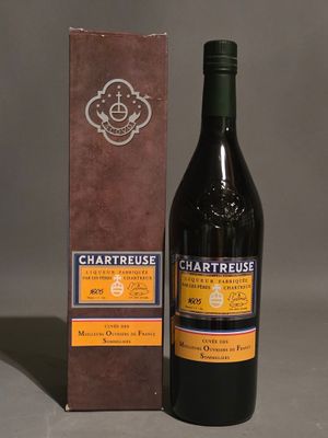 une bouteille de vin à côté d'un carton de vin