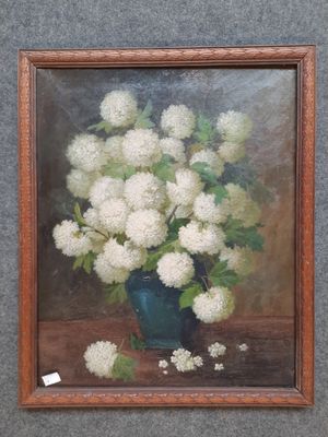 un tableau représentant des fleurs blanches dans un vase bleu posé sur une table