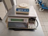 une balance posée sur une table dans une cuisine