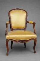 Paire de fauteuils cabriolets en bois mouluré et sculpté, à … (photo 2)