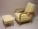 une chaise et un repose-pieds placés l'un à côté de l'autre