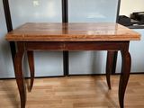 une table en bois avec un plateau en bois posée sur un parquet en bois dur