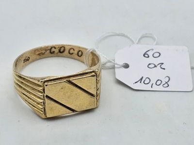gros plan d'une bague en or portant une étiquette de prix