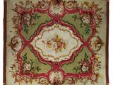 un gros plan d'un tapis orné d'un motif floral