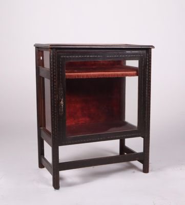 Meuble bas en bois naturel formant vitrine.