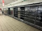 de nombreux réfrigérateurs vides dans un magasin désert