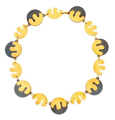 gros plan d'un collier sur fond blanc
