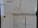 une feuille de papier posée sur une table