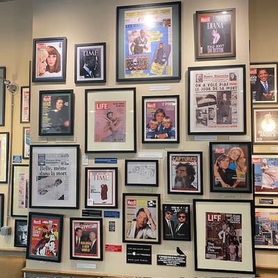 une photo d'un mur recouvert de photos et d'affiches
