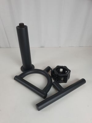 un gros plan sur une paire de porte-tubes noirs posés sur une surface blanche