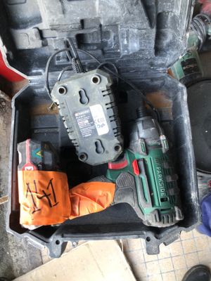 un outil dans une trousse contenant un marteau et d'autres outils