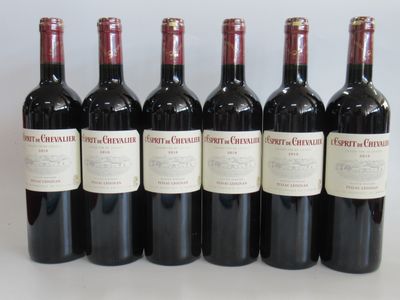 six bouteilles de vin rouge alignées sur une table