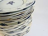 beaucoup d'assiettes empilées les unes sur les autres