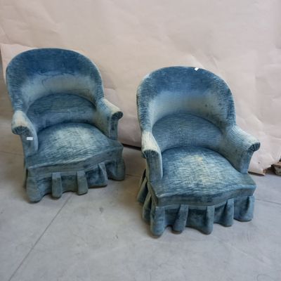 Paire de FAUTEUILS en tissu bleu dit " crapaud".