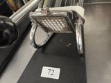 une photo d'un évier de cuisine en acier inoxydable surmonté d'un panier