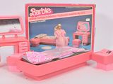 chambre de poupée Barbie rose avec coiffeuse, commode, miroir et lit