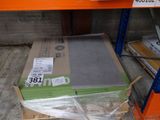 un carton posé sur une palette dans un magasin