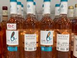 plusieurs bouteilles de vin sont alignées sur une étagère