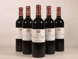 quatre bouteilles de vin rouge sont alignées