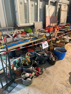 beaucoup de bric-à-brac par terre dans un garage