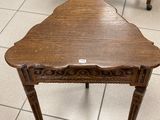 une petite table en bois avec un plateau en bois, posée sur un sol carrelé