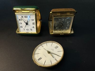 deux horloges placées l'une à côté de l'autre sur une table
