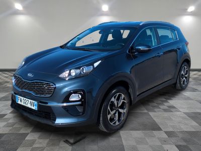 un SUV Kia e-Pace bleu de 2020 garé dans un garage
