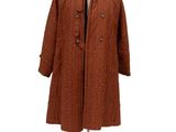 une photo d'un mannequin sur lequel est posé un manteau