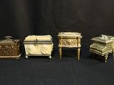 quatre boîtes anciennes en laiton et marbre sur fond noir