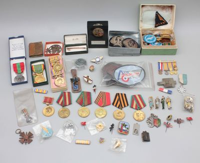 un assortiment de médailles, de pin's et d'autres objets posés sur une table
