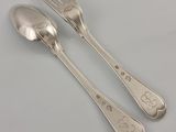 deux cuillères et une fourchette posées sur une table