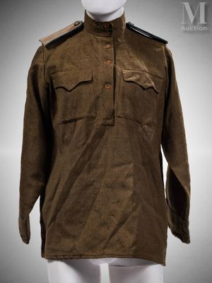un uniforme militaire porté par un homme en URSS