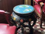 deux chaises et une table dans une pièce dotée d'une fenêtre