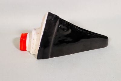 un cône noir et blanc avec un sommet rouge